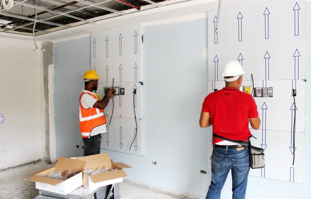 Obreros trabajando en una de las habitaciones de internamiento del cabral y baez